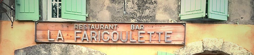 L'enseigne en bois du restaurant bar La Farigoulette à Tourtour