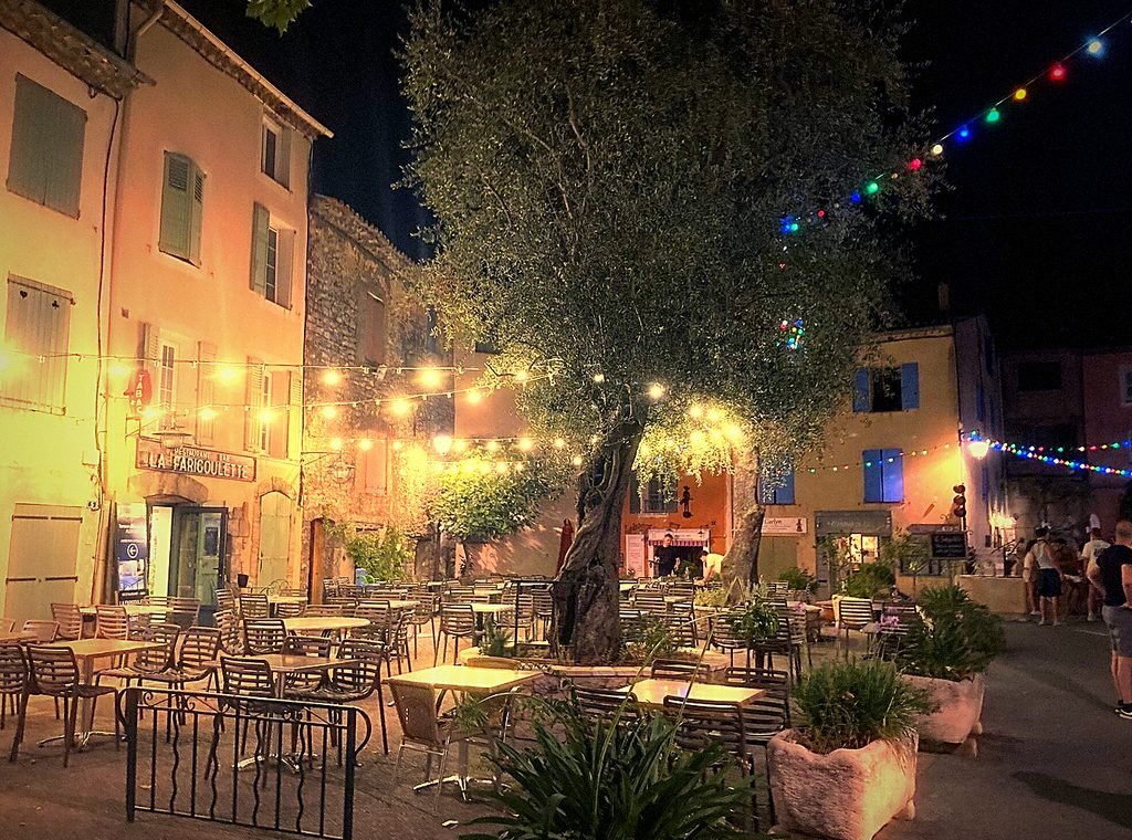 La place des Ormeaux à Tourtour, ses oliviers et ses guirlandes, un soir d'été