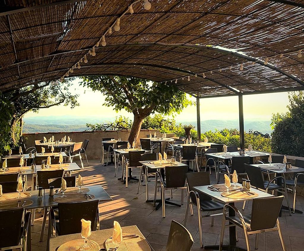 Tables dressées sur la terrasse panoramique de La Farigoulette