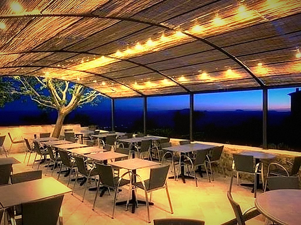 La terrasse de La Farigoulette éclairée au crépuscule, à Tourtour