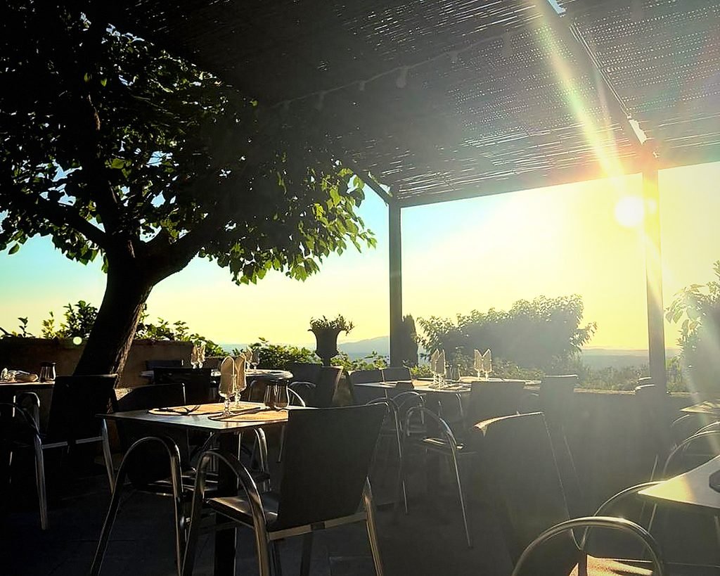 Le soleil de fin de journée à travers la canisse de la terrasse de La Farigoulette