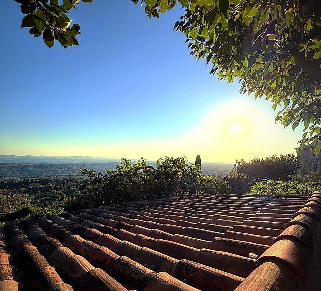 Les toits de tuiles de Tourtour et l'horizon