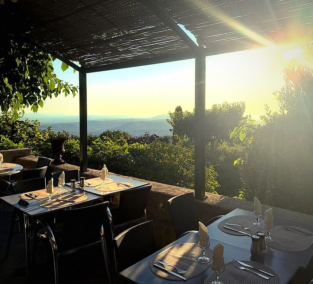 Le panorama du Haut-Var depuis la pergola de la terrasse
